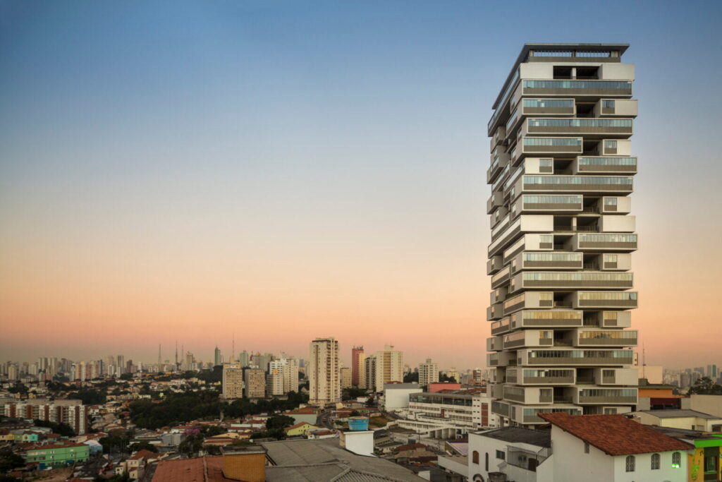 O Edifício 360° posa com sua arquitetura inspiradora