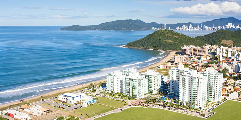 Foto aérea da Praia Brava e Balneário Camboriú aos fundos